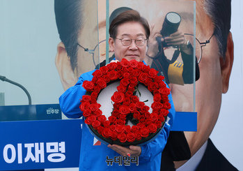 [포토] 투표심벌 들어 보이는 이재명 후보