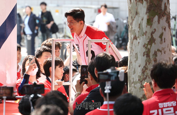 [포토] 반갑게 입장하는 김문후 후보