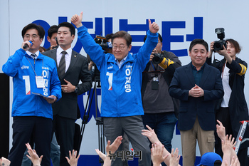 [포토] 두손 번쩍 든 이재명 민주당 대선 후보