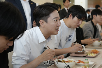 [포토] 전남대서 학식 먹는 이준석 대선후보