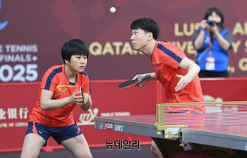 [포토] 혼합복식 16강 출전한 북한 리정식-김금영