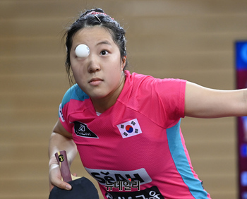 [포토] 여자단식 64강 경기하는 신유빈 