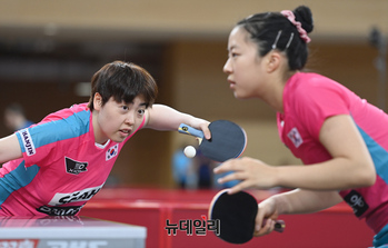[포토] 여자복식 32강 출전한 신유빈-유한나