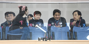 [포토] 경기 관람하는 탁구협회 임원들