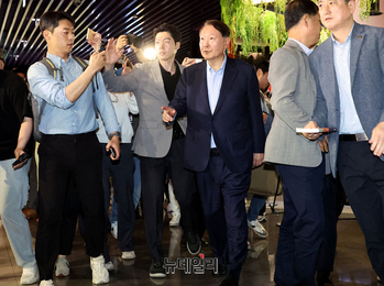 [포토] 영화관 나서는 윤석열 전 대통령