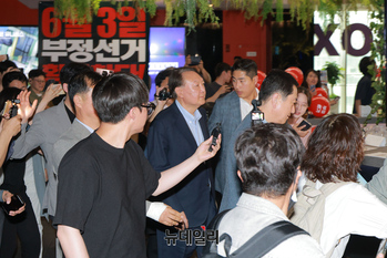 [포토] 영화관 나서는 윤석열 전 대통령