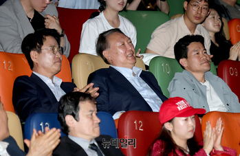 [포토] 부정선거 영화 관람하는 윤석열