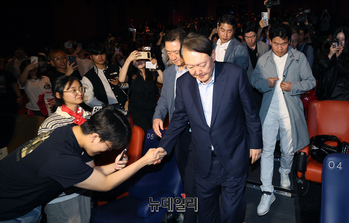 [포토] 부정선거 영화관람 마치며 상영관 나서는 윤석열