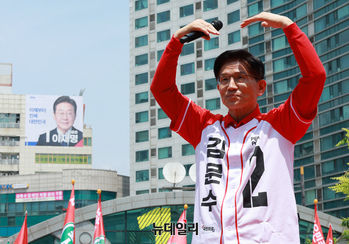 [포토] 하트 그리는 김문수 국민의힘 대선후보