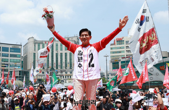 [포토] 시민들에게 손들어 인사하는 김문수 후보