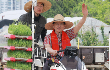 [포토] 이양기 몰고 논 나간 김문수 대선후보