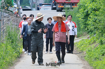 [포토] 청년농부와 농로 걷는 김문수 후보