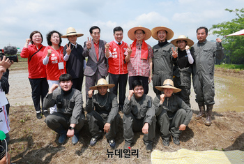 [포토] '청년농업인 모내기 및 새참간담회' 참석한 김문수