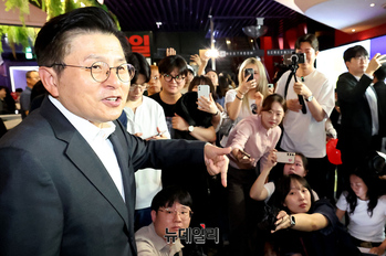 [포토] 부정선거 영화 관람한 황교안 "무소속 7번 입니다"