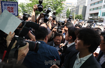 [포토] 시민단체 항의 받으며 성남의료원 입장하는 이준석 