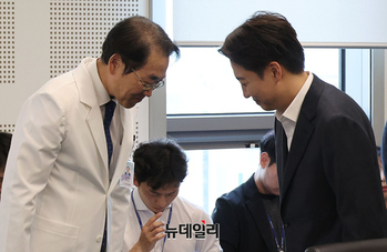 [포토] 성남의료원 병원장과 인사나누는 이준석