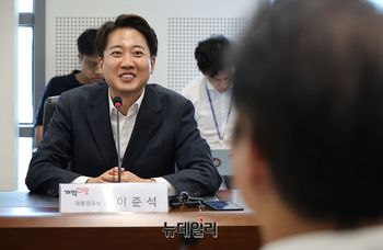 [포토] 성남시의료원 병원장과 대화나누는 이준석