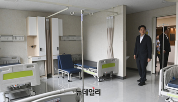 [포토] 성남의료원 빈 병실 둘러보는 이준석