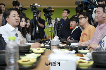 [포토] 안철수 선대위원장과 함께 학식 먹는 이준석 대선후보