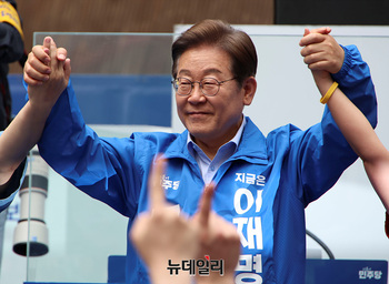 [포토] 인천 유세장서 인사하는 이재명 후보 