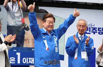 [포토] 지지자 향해 인사하는 이재명 후보 