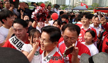 [포토] 어린이 안고 등장한 김문수 후보 