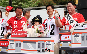 [포토] 'GTX 열차' 피켓과 함께 연단 오른 김문수 후보 