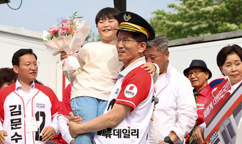 [포토] 어린이 안고 연단 오른 김문수 대선 후보 