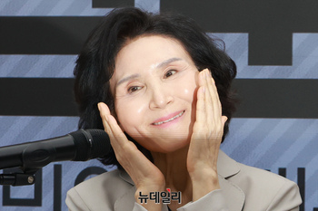 [포토] 꽃받침 하는 설난영 여사