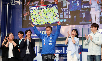 [포토] 포스트잇 판넬 건네받은 이재명 후보 