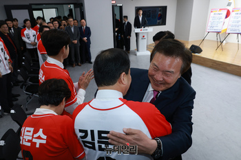 [포토] 박대출 본부장과 포옹하는 손학규