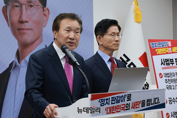 [포토] 김문수 지지선언 하는 손학규 전 바른미래당 대표