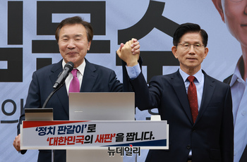 [포토] 김문수 후보 손잡은 손학규 전 바른미래당 대표