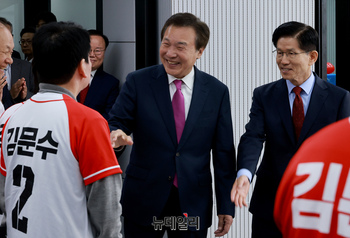 [포토] 안철수 선대위원장과 인사 나누는 손학규 전 대표