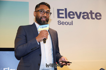 [포토] '에이전틱 AI' 발표하는 샨 무어티 아태지역 CTO