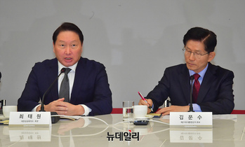 [포토] 김문수 후보에 정책제언 하는 최태원 대한상의 회장