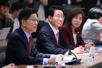 [포토] 의협 회장단 간담회서 발언하는 김문수