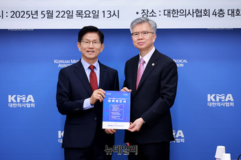 [포토] 대한의사협회 정책제안서 받은 김문수 후보