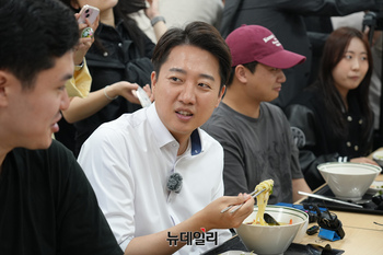 [포토] 인하대학교서 학생들과 학식 먹는 이준석 후보