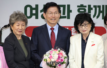 [포토] 꽃다발 받은 김문수 후보 