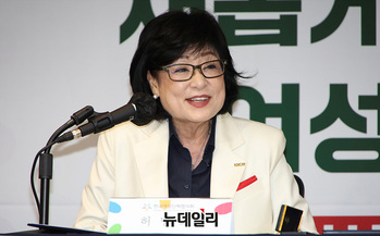 [포토] 인사말하는 허명 한국여성단체협의회 회장