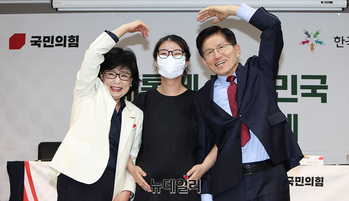 [포토] 임산부와 기념촬영하는 김문수 후보 