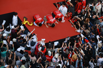 [포토] 광명 철산서 큰절하는 김문수 후보