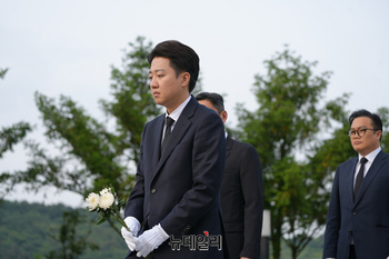 [포토] 故 노무현 전 대통령 묘역 참배하는 이준석 후보