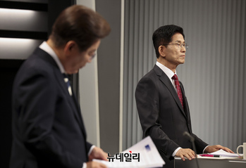 [포토] 토론 준비하는 김문수 국민의힘 대선후보