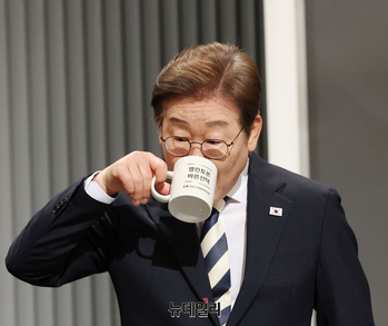 [포토] 토론회서 물 마시는 이재명 후보