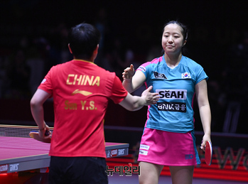 [포토] 세계1위 중국 쑨잉사와 16강서 만난 신유빈