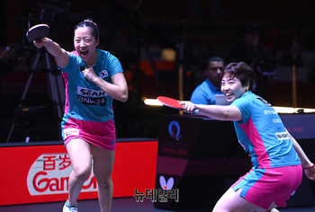 [포토] 여자복식 8강서 승리한 신유빈-유한나 선수
