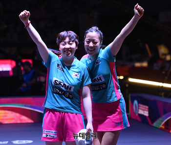 [포토] 8강서 승리후 환호하는 신유빈-유한나 선수