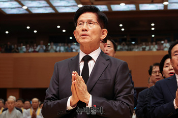 [포토] 합장하는 김문수 대선 후보 